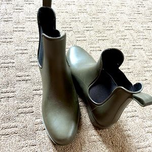 Nearly new olive green rain boots!